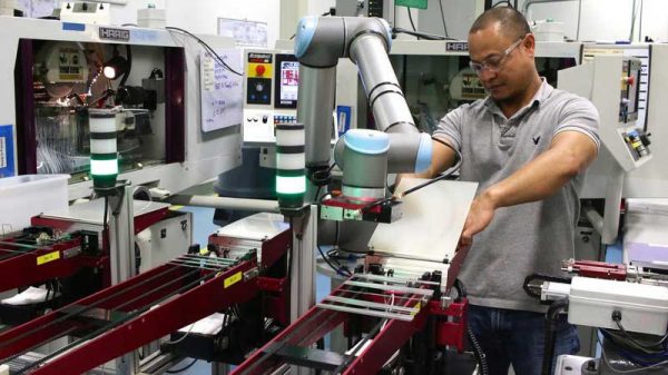 Universal Robots lanza nueva interfaz para moldeo por inyección