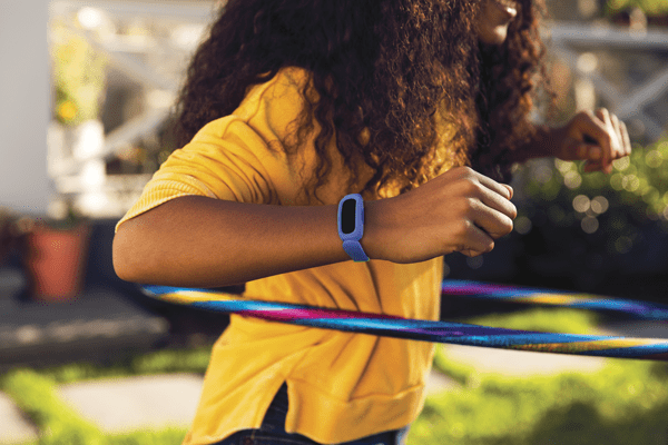 Presenta Fitbit nuevo monitor de actividad física para niños