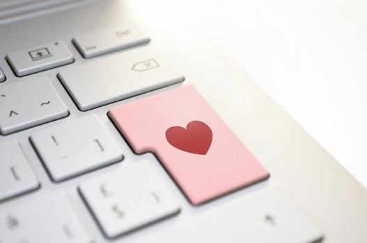 Conoce los engaños románticos más usados en apps y redes sociales