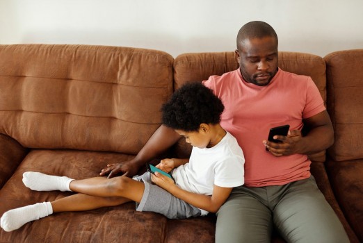 ¿Cuál es la influencia de los padres en el uso de smartphones en los niños?