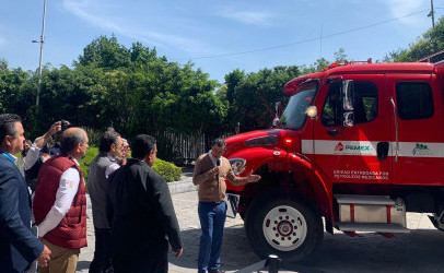 Entrega Pemex camiones de bomberos a municipios con refinerías