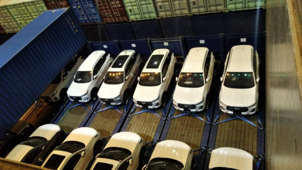 Buque chino con mil automóviles arriba a Hutchison Ports LCT