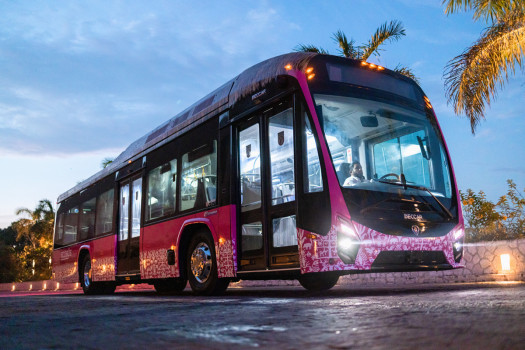 Grupo Xcaret incorpora el primer autobús eléctrico armado en México