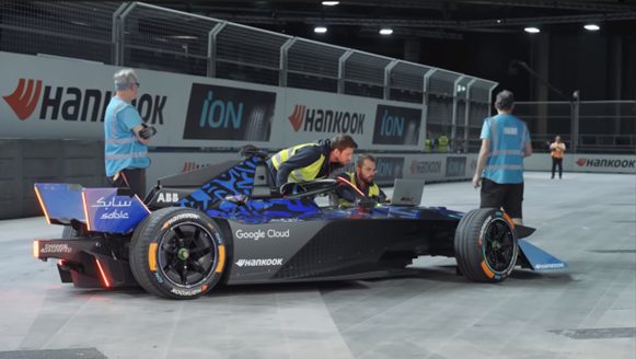 Bate auto de Fórmula E récord de velocidad en interiores
