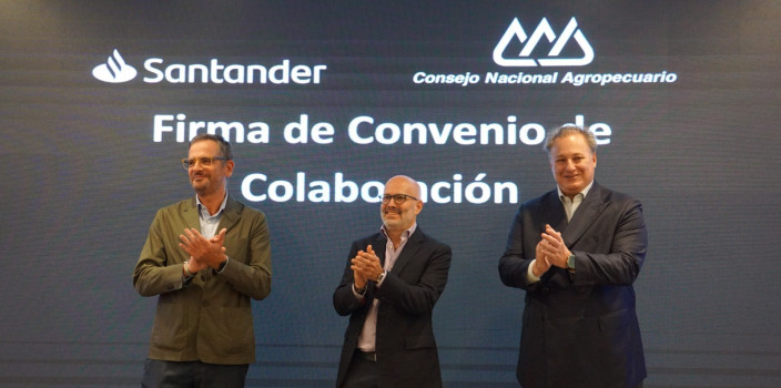 Firman Santander México y el CNA convenio para impulsar agroempresas