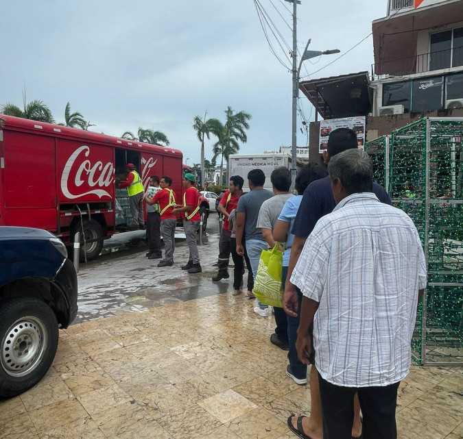 Coca-Cola FEMSA refuerza su apoyo en Guerrero y Oaxaca tras el paso del huracán John