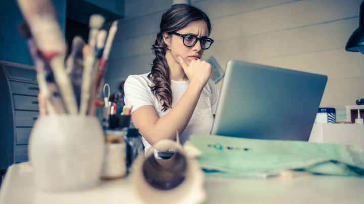 80% de Jóvenes Observa Desilusión sobre su Futuro Laboral, Adecco