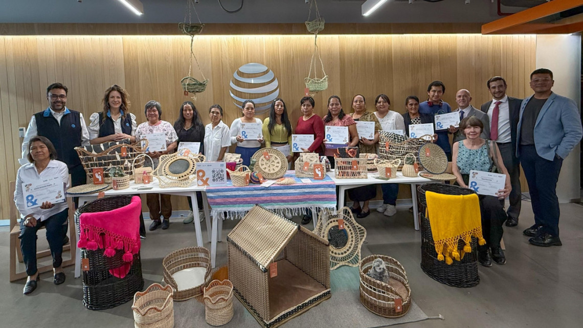 Artesanas de Querétaro comercializan en Amazon con apoyo de AT&T y LU’UM