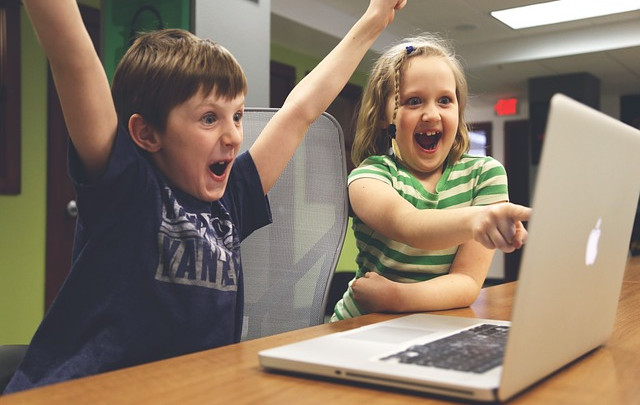 Consejos sobre hábitos digitales seguros para cuidar a los pequeños