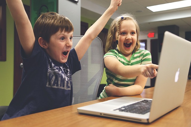 Consejos sobre hábitos digitales seguros para cuidar a los pequeños