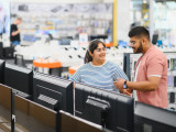 cortesía NIQ pareja compra TV