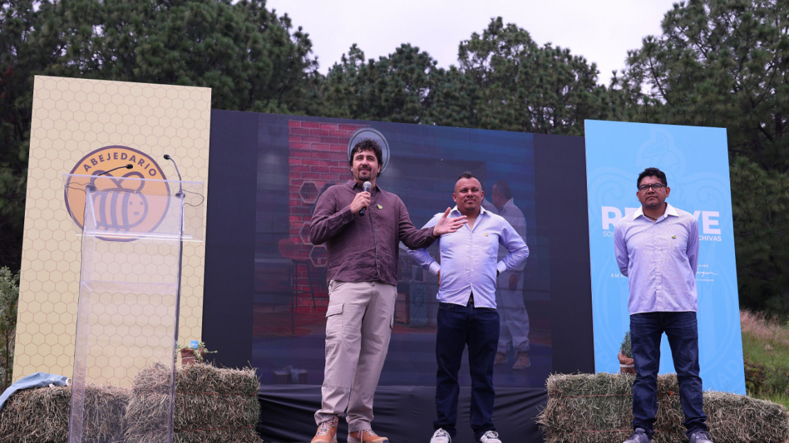 Amaury Vergara inauguró colmenas en el estadio Akron para fomentar la polinización