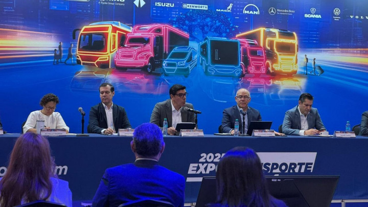 Producción de vehículos pesados cae en octubre; Expo Transporte 2025 inicia actividades