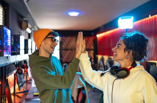 Del chat solitario al equipo ganador: el poder transformador de los esports