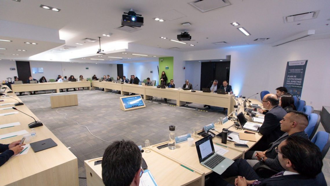 La CRT inició mesas de diálogo sobre licitación de espectro para redes industriales en 2026