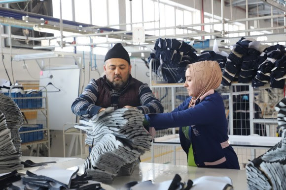 Jóvenes y Mujeres los más afectados por el desempleo, mientras que la IA Debilita el Mercado de Trabajo, OIT